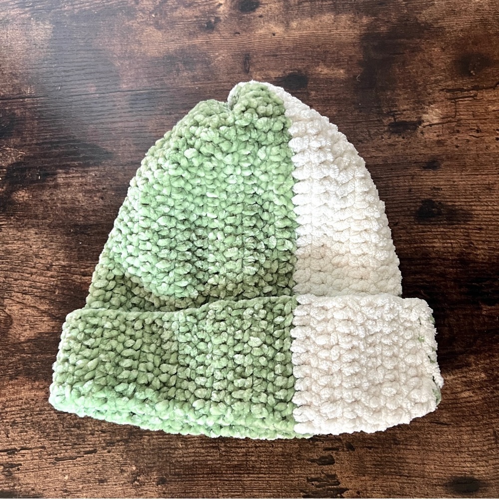 Crochet PRE-OWNED Green & White Handmade Baby Beanie Size 6-12 Months